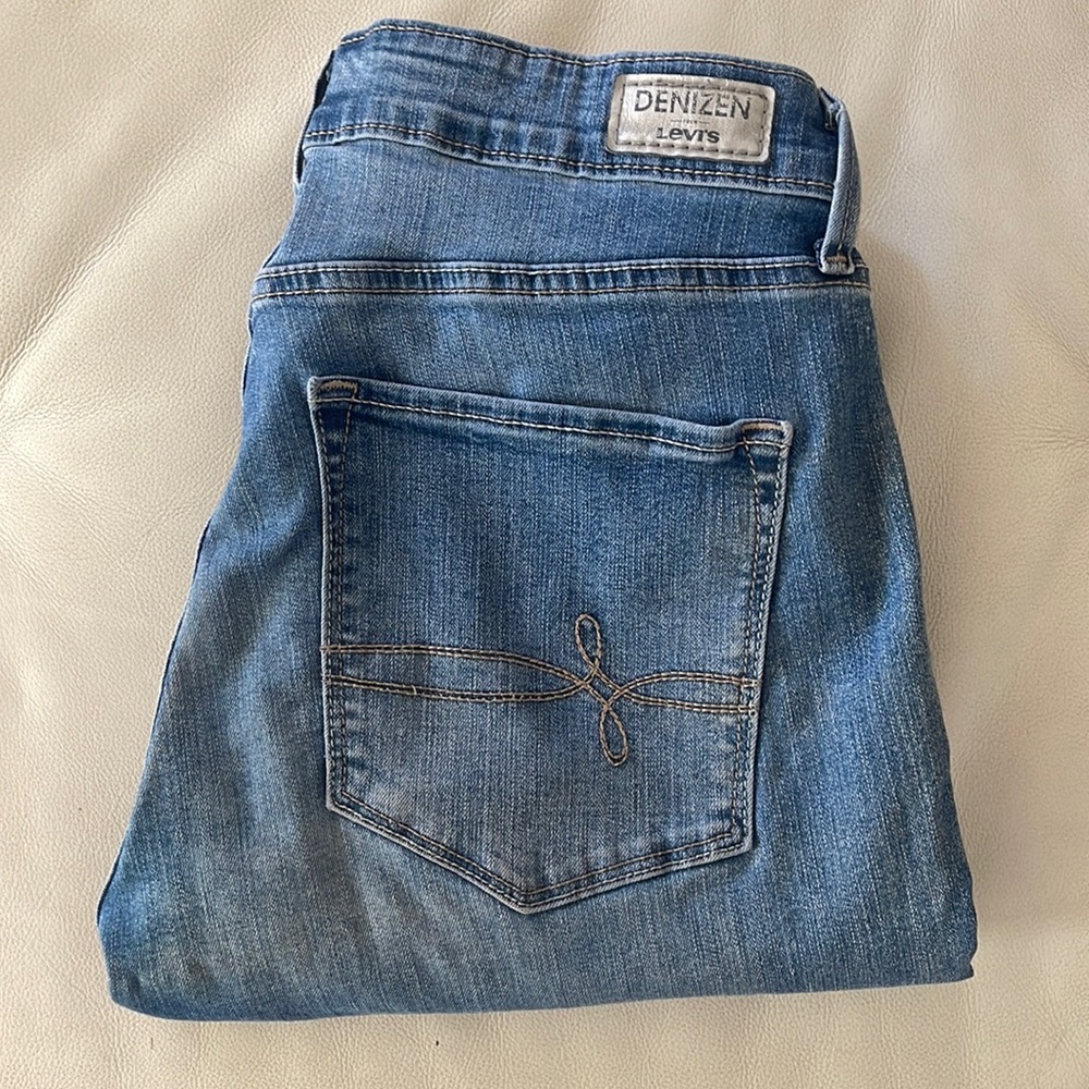 Denizen W29 L32. Purchased and then lost a lot of weight after a few wears